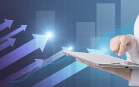 数据中台静默革命：从BI展示架到大模型“炼油厂”